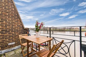 Outdoor dining - Direct River Views & only 15 mins to Central London (London)