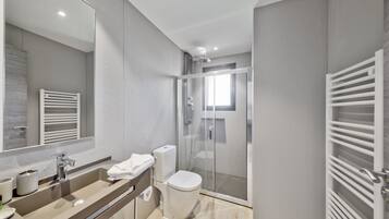 Villa, 4 soverom, privat basseng | Bad | Hårføner, håndklær og toalettpapir