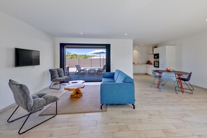 ヴィラ 4 ベッドルーム プライベートプール | リビング エリア | テレビ