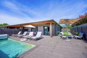 Vila, 4 quartos, piscina particular | Vista para o jardim