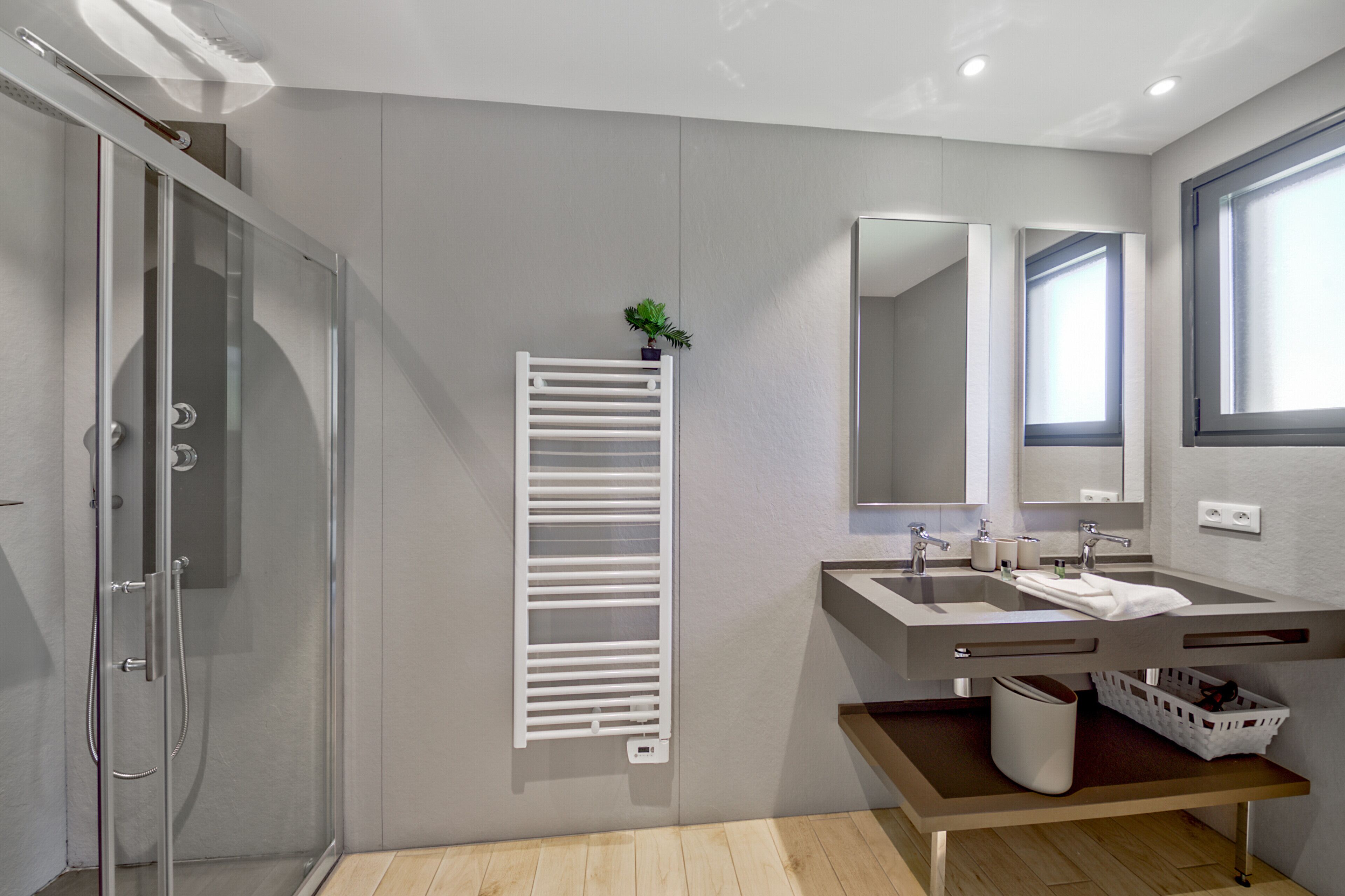 Villa 8 personnes - 4 chambres - Climatisé - Piscine Privée 7m -Terrasse spacieuse | Salle de bain | Sèche-cheveux, serviettes fournies, papier toilette