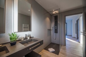 Villa for 4 people - 2 bedrooms - Air-conditioned - Private 4m pool - Spacious terrace | Bathroom | Hair dryer, towels, toilet paper