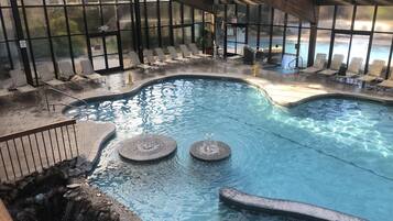 Una piscina cubierta, una piscina al aire libre