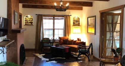 El Viejo Adobe - Al otro lado del campus de Sul Ross!