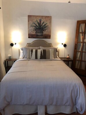 2 bedrooms, desk, WiFi, bed sheets