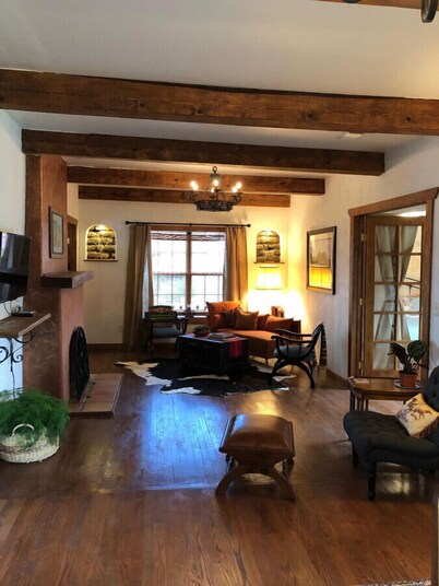 El Viejo Adobe - Across from Sul Ross campus!