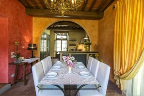 Villa, 5 Schlafzimmer | Essbereich im Zimmer