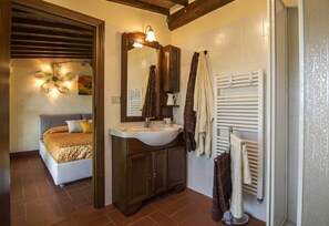 A bathroom with a sink, mirror, towel rack, and radiator. - Villa del Poggetto (Terranuova Bracciolini)