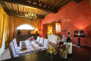 Villa, 5 Bedrooms | In-room dining