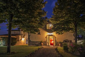 Fassade der Unterkunft – Abend/Nacht