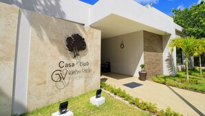Un bâtiment moderne sur lequel on peut lire l’inscription « Casa Club Grupo Stilas Grupo Velas ».