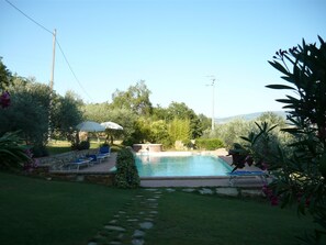 Seasonal outdoor pool, pool umbrellas, pool loungers - Casale Luigina (Monte Castello di Vibio)
