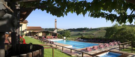 Piscine extérieure (ouverte en saison), parasols de plage