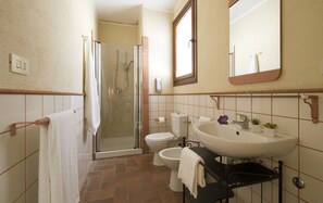 Appartement, 2 chambres | Salle de bain | Douche, douche à « effet pluie », bidet, serviettes fournies