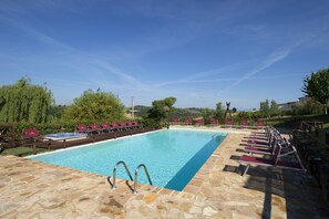 Seasonal outdoor pool, pool umbrellas, pool loungers - Tenuta Montespertoli (Montespertoli)