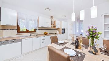 Casa | Cocina privada | Refrigerador con congelador, microondas, horno y parrilla de estufa