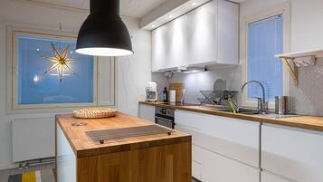 Fridge, oven, dishwasher, coffee/tea maker