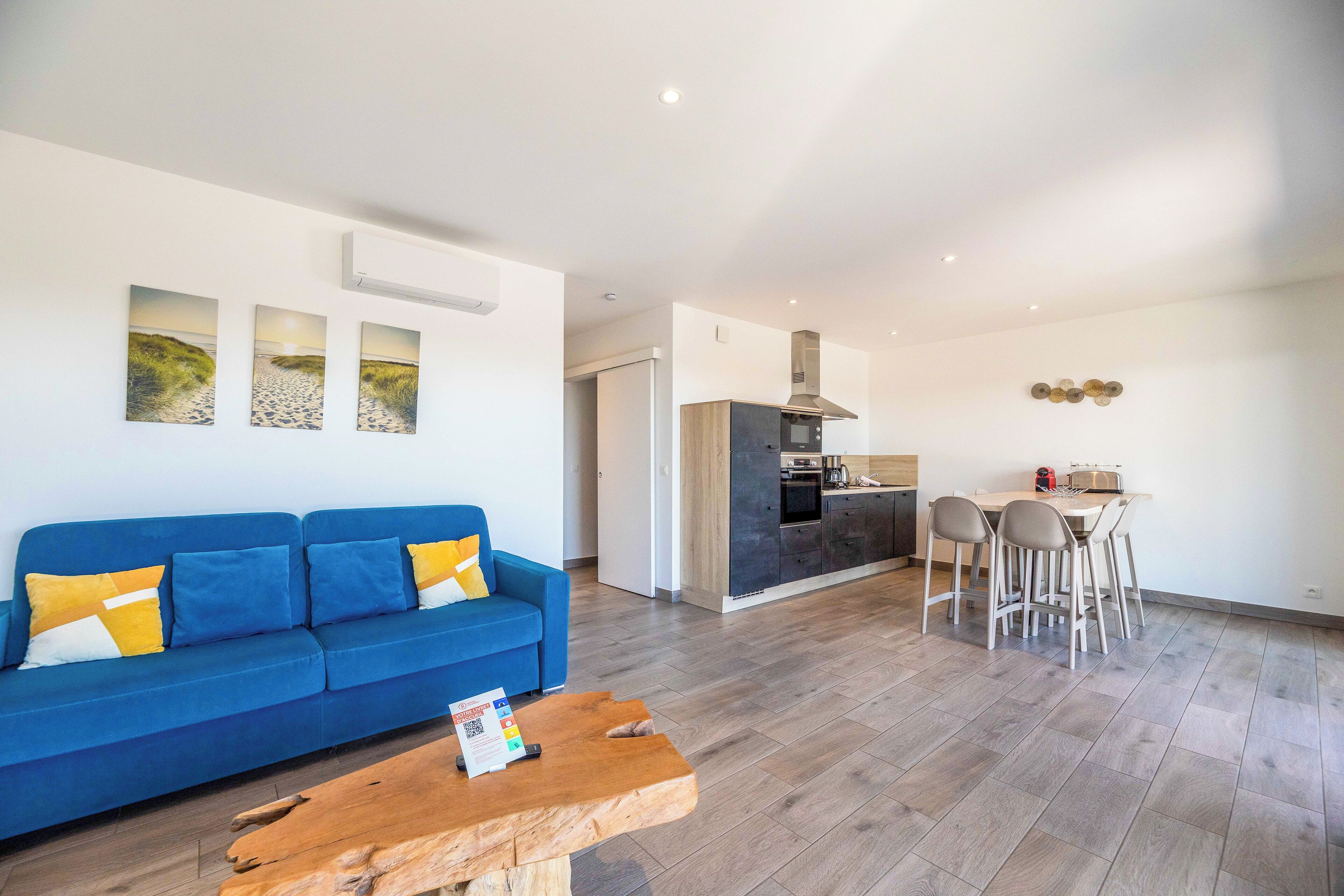 Appartement 6 personnes - 2 chambres - Climatisation - Terrasse - environ 70 m² | Coin séjour | Télévision
