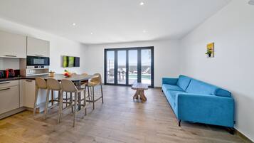 Huis, 3 slaapkamers, privézwembad | Woonkamer | Televisie