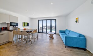 Hus, 3 soverom, privat basseng | Oppholdsrom | TV