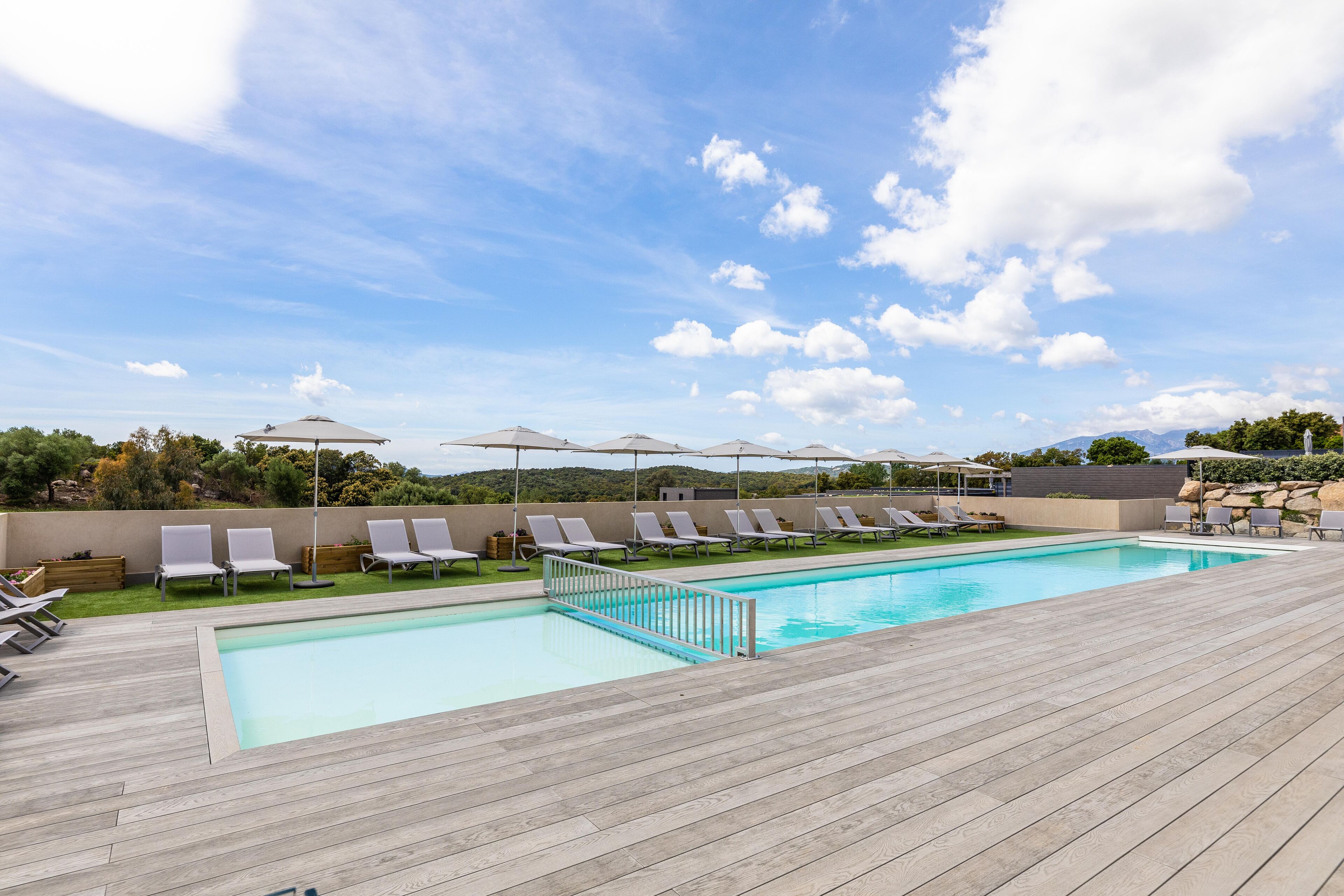 Piscine extérieure (ouverte en saison), chaises longues