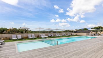 Piscine extérieure (ouverte en saison), chaises longues