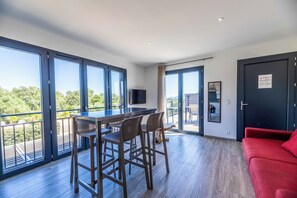 Leilighet, 1 soverom, terrasse | Oppholdsområde | TV