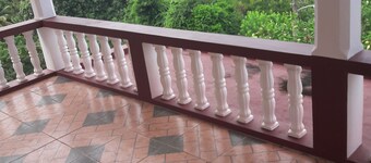 El apartamento con vista al parque es un apartamento de 1 dormitorio tranquilo y amueblado de forma relajante