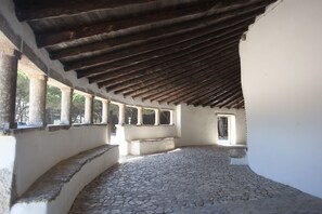 المنطقة المحيطة بالمنشأة