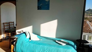 Phòng 3 có tầm nhìn toàn cảnh, 3 giường đơn, phòng tắm dùng chung, quang cảnh đồi núi | Trang trí khác biệt, trang bị nội thất với thiết kế riêng biệt, bàn 
