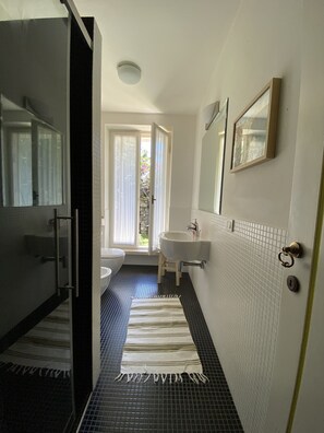 Een bad, een haardroger, een bidet, handdoeken