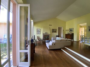 Smart-TV, Kamin, Tischtennisplatte, Stereoanlage