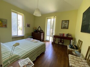 5 habitaciones, escritorio, tabla de planchar con plancha y wifi gratis 