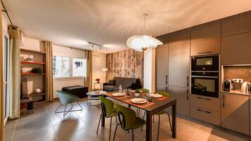 Geladeira, micro-ondas, fogão, cooktop