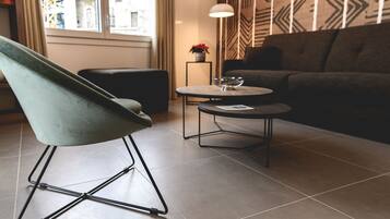 TV, DVD player, biblioteca musical