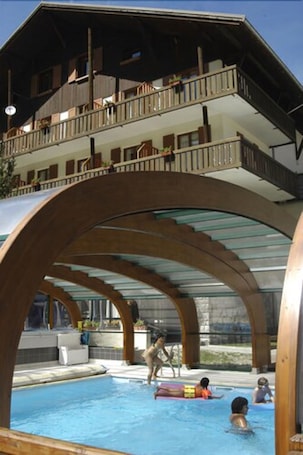 Piscine couverte. Le Fontenil