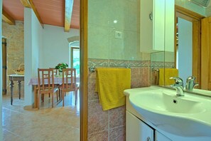 House | Bathroom | Hair dryer, towels, soap, toilet paper - Casa Nadija (Kastelir-Labinci)