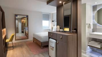 Hypo-allergenic bedding, minibar, in-room safe, desk