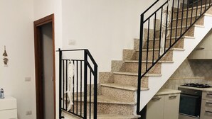 A kitchen with granite countertops, a stove, and a sink. - Fantastico Budoni Tauanella ARGO01 (Budoni)