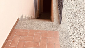 A narrow outdoor pathway leading to a gated entrance. - Fantastico Budoni Tauanella ARGO02 (Budoni)