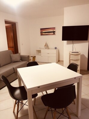 Apartment, 2 Schlafzimmer | Essbereich im Zimmer