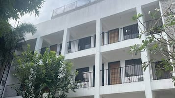 Standard Studio, 1 Queen Bed, Kitchenette, Courtyard View