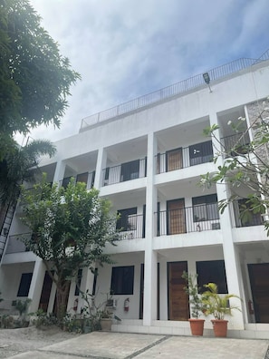 Estudio estándar, 1 cama de matrimonio, cocina básica, vistas al patio | Escritorio, espacio para trabajar con un portátil, wifi gratis