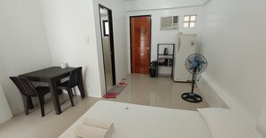 Standard Studio, 1 Queen Bed, Kitchenette, Courtyard View