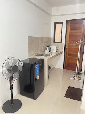 Estúdio standard, 1 cama Queen, cozinha americana, vista para o pátio | Cozinha americana privada
