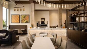 Desayuno con opciones de la cocina local todos los días (con cargo)