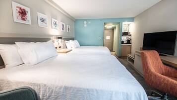 Escritorio, espacio para trabajar con laptop y cortinas blackout