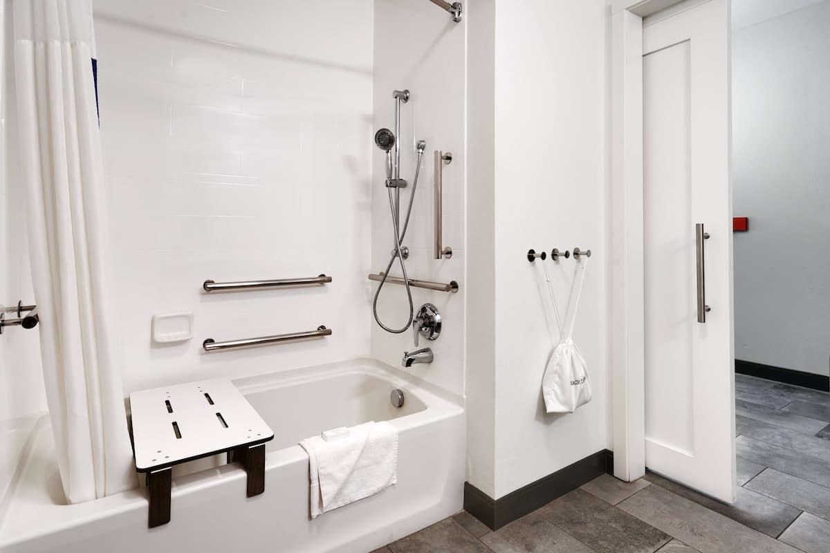 Zimmer, 2 Queen-Betten, barrierefrei, Badewanne | Badezimmer | Haartrockner, Handtücher