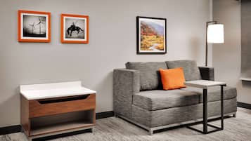 Studio, 1 King Bed, Refrigerator & Microwave (Wet bar) | Living area