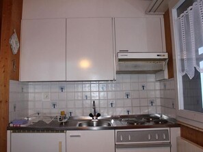 Fridge, oven, stovetop, coffee/tea maker